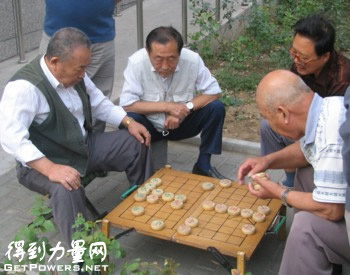 在北京小西天玩象棋的老男人-Chinese chess players in Xiaoxitian Beijing