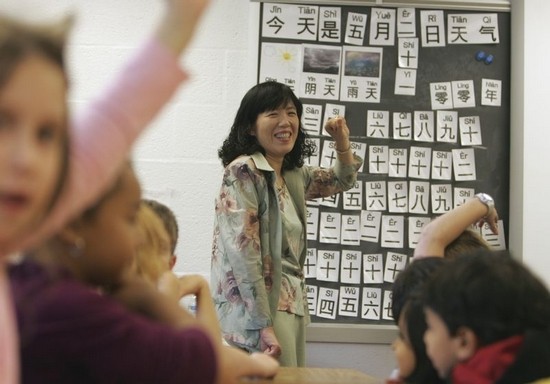 在美国学校，小孩子在学习中文