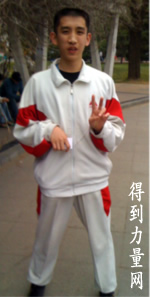在人大英语角认识的好年轻人。他穿中国学校制服，但是像运动衣